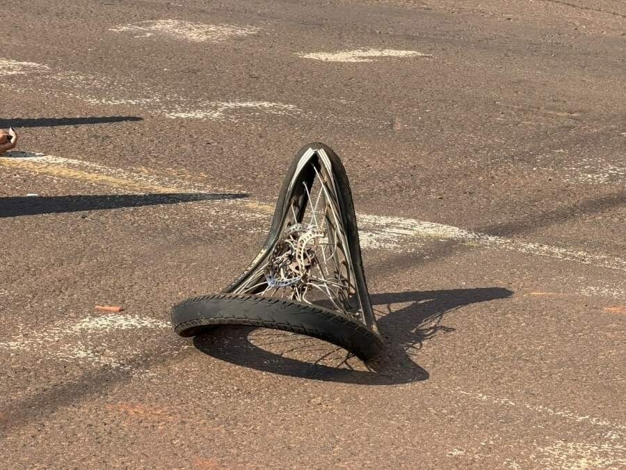 Bicicleta elétrica fica retorcida ao ser atingida por caminhão e mulher morre