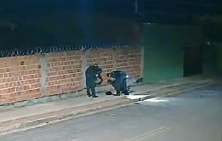 Policiais que atiraram em rapaz pelas costas são presos