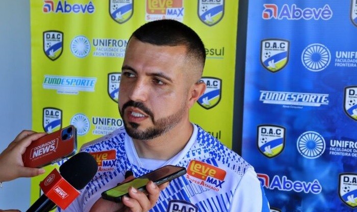 Na zona de rebaixamento, DAC anuncia saídas de técnico e diretor