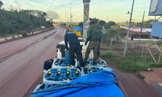 Receita e PRF apreendem 21 toneladas de insumo usado no refino de cocaína
