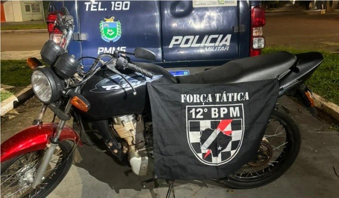 Força Tática de Naviraí recupera moto furtada e prende indivíduo com extensa ficha criminal