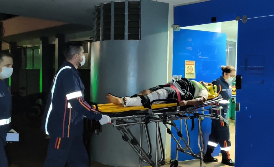 Mãe e duas crianças ficam feridas após acidente ao sair de mercado em Dourados