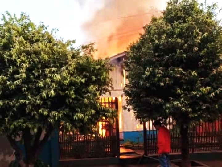 Incêndio que teria começado em aparelho de ar-condicionado destrói residência em Naviraí