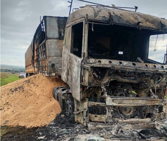 Carreta com soja fica destruída após incêndio e motorista sai ileso