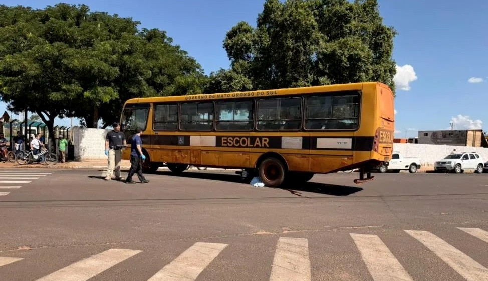 Motociclista de 27 anos morre em colisão com ônibus escolar