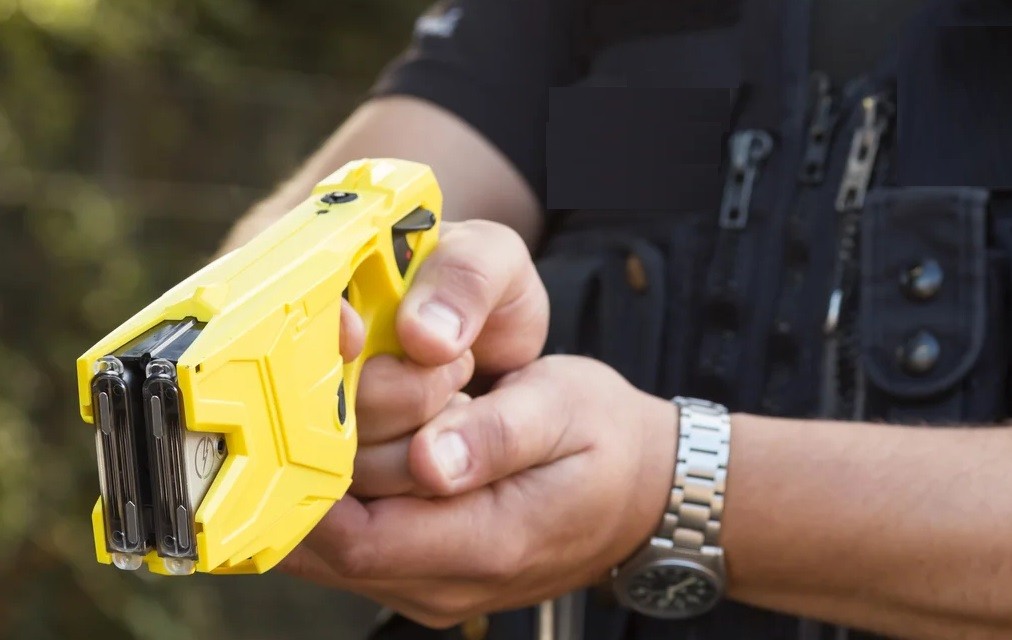 Em Naviraí, homem transtornado ameaça a mãe, investe contra PM, leva tiro de taser e foge