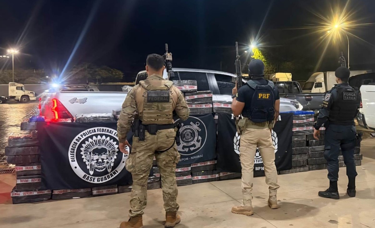 Na BR-163 em Naviraí, forças de segurança apreendem maconha e recupera Toyota Hilux roubada