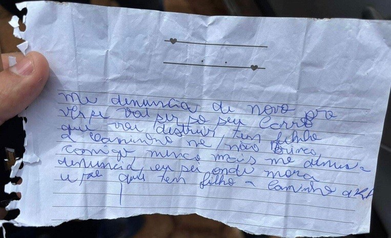Bombeiro tem carro danificado e recebe bilhete com ameaça à filha recém-nascida