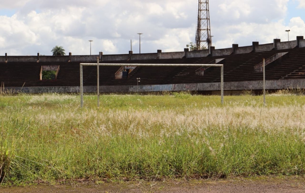 Com verba da CBF, troca de gramado dá direito a futebol usar Morenão por 8 anos