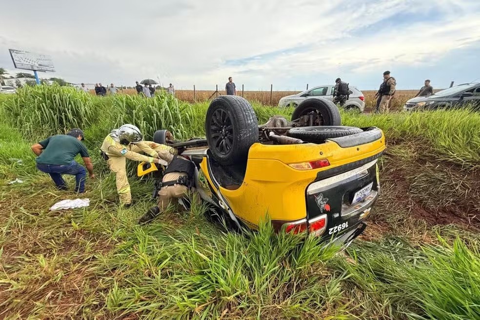 Policial morre e outro fica ferido após viatura aquaplanar e capotar na PR-323 do Paraná