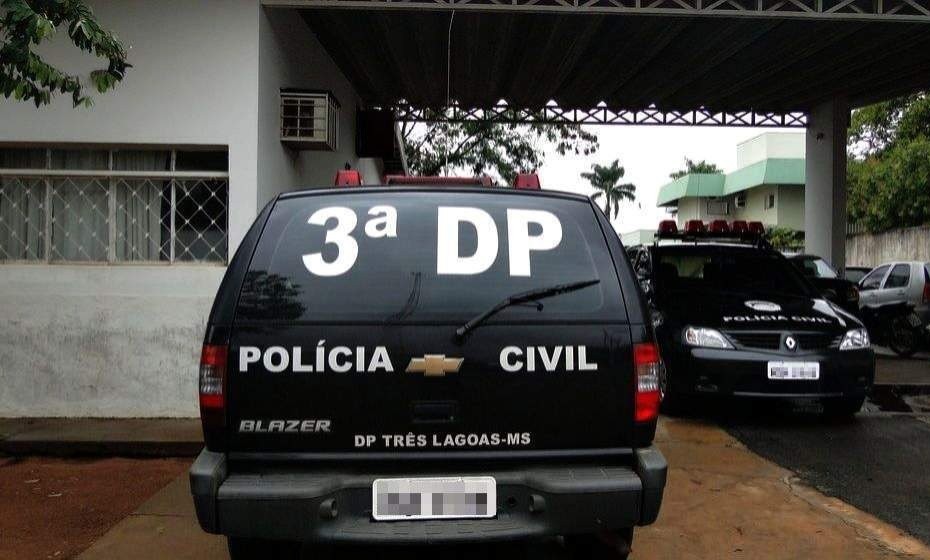 Mulher dá à luz sozinha em casa e feto é encontrado morto em caixa de bombom