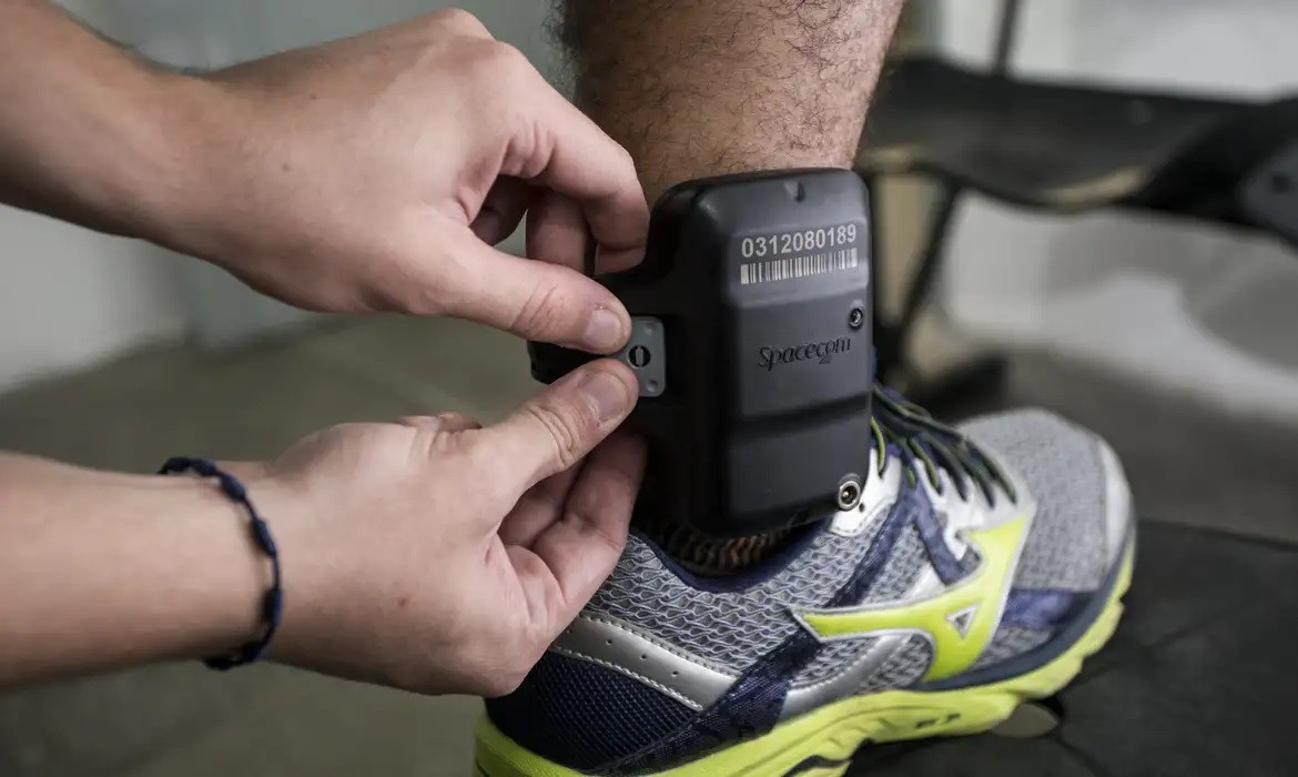 Câmara aprova uso obrigatório de tornozeleira por agressor de mulher