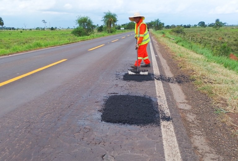 Após PRFs taparem buracos em rodovia, DNIT inicia reparação na BR-376