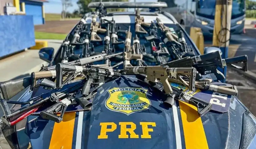PRF apreende 26 fuzis, 16 pistolas e mais de 5 mil munições no Paraná