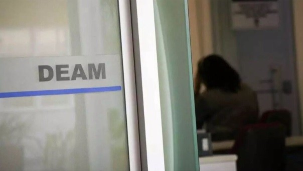 Empresário é preso após jogar a mãe no asfalto e quebrar porta da casa em surto