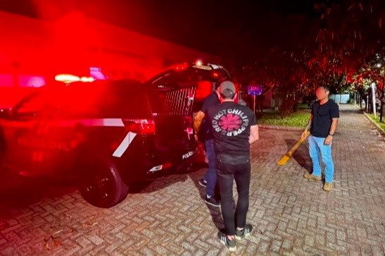 Na Capital, mulher assume direção de carro para ajudar 