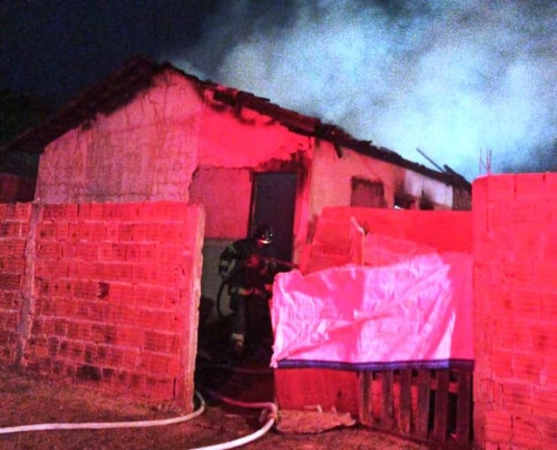 Incêndio destrói residência no bairro Jardim Paraíso em Naviraí