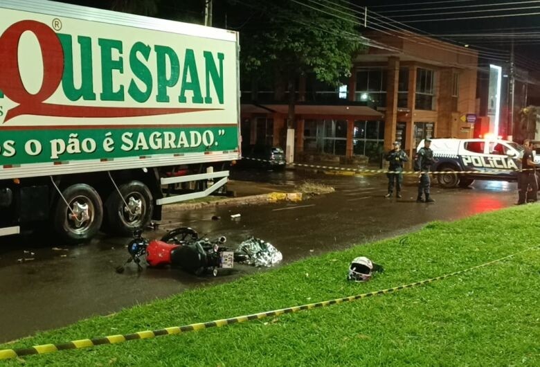Jovem de 19 anos morre após colidir na traseira de caminhão estacionado