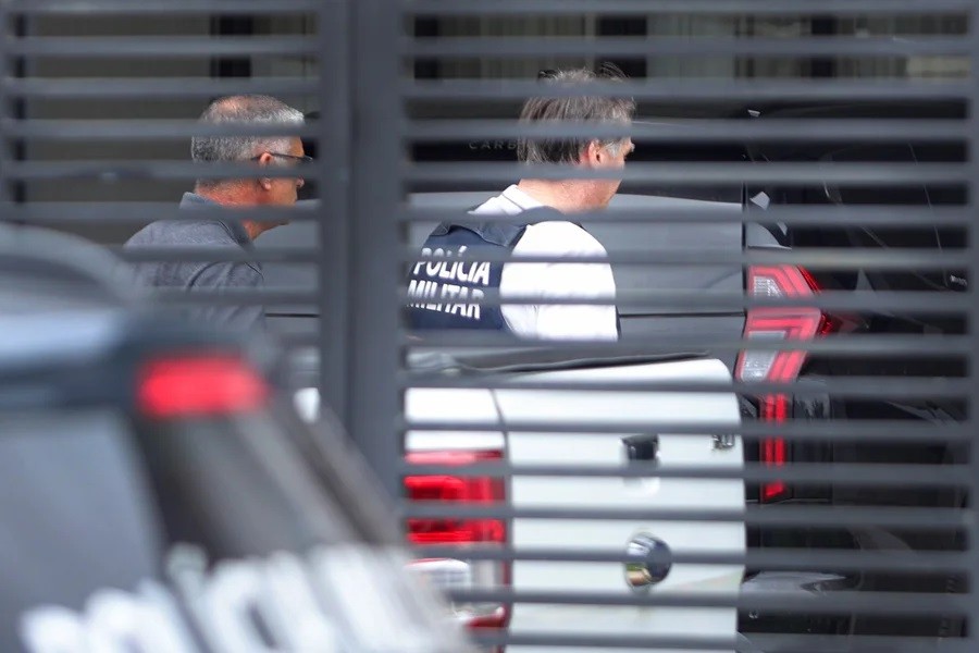 Após ter alta, Bolsonaro deixa hospital e vai para prisão domiciliar