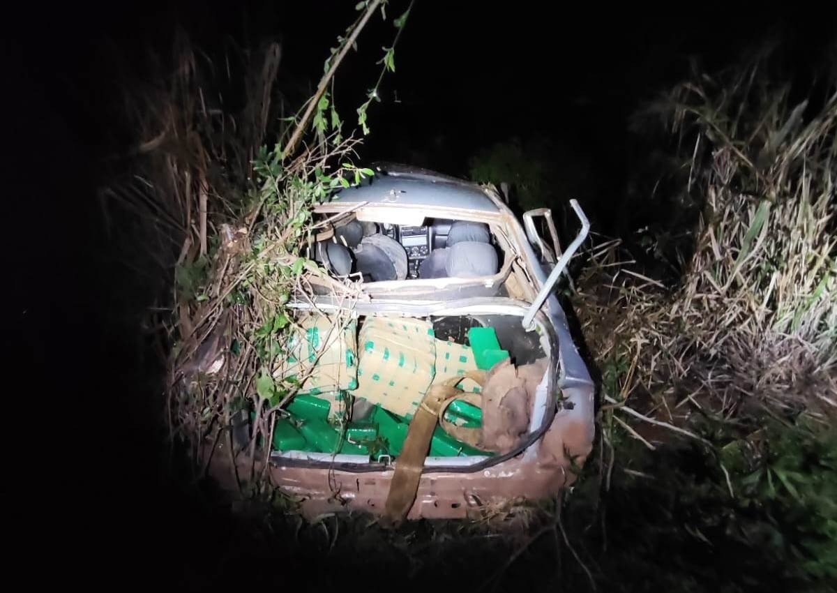 Na BR-163 em Naviraí, após perseguição e capotamento de carro PRF prende casal com 350 kg de maconha 